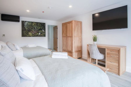 Suite 8 - Sleeping Giant Hotel - Pen Y Cae Inn, Brecon, United Kingdom