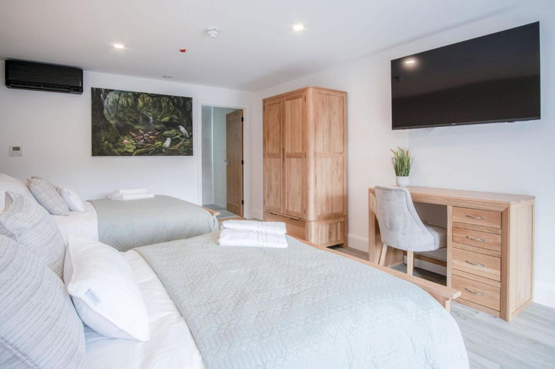 Suite 8 - Sleeping Giant Hotel - Pen Y Cae Inn, Brecon, United Kingdom