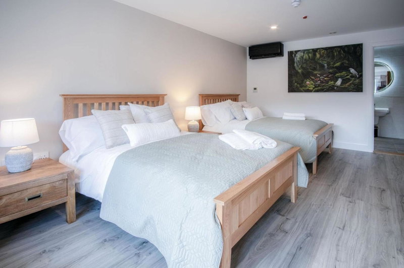 Suite 8 - Sleeping Giant Hotel - Pen Y Cae Inn, Brecon, United Kingdom