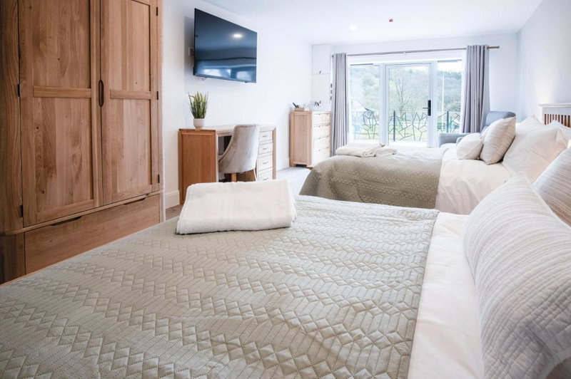 Suite 8 - Sleeping Giant Hotel - Pen Y Cae Inn, Brecon, United Kingdom