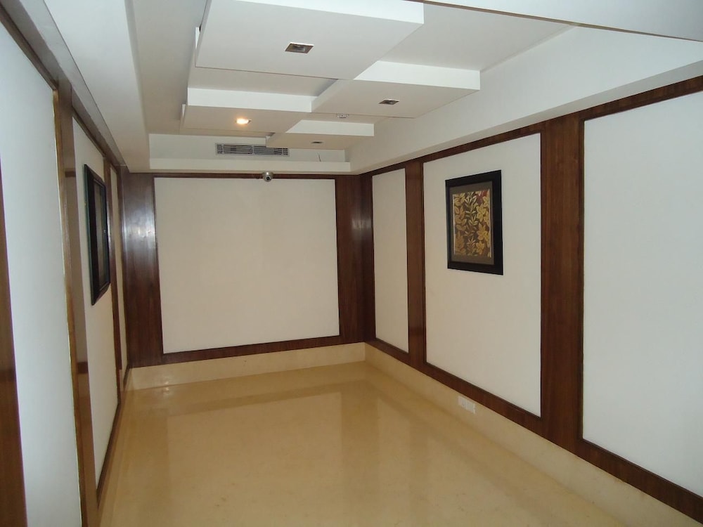 Hotel · Almondz Hotel, New Delhi