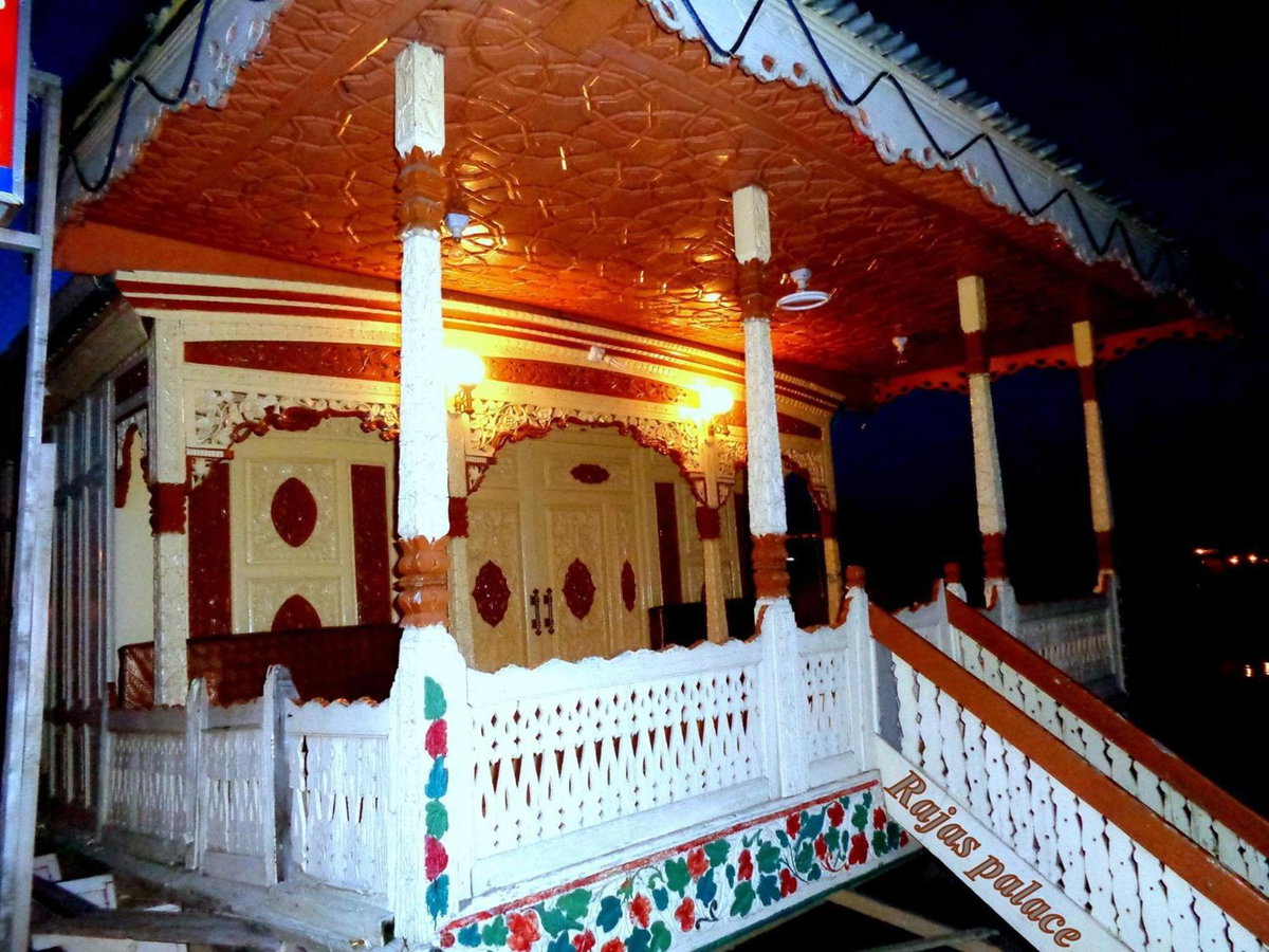 Raja's Palace Houseboat - Lake View, India