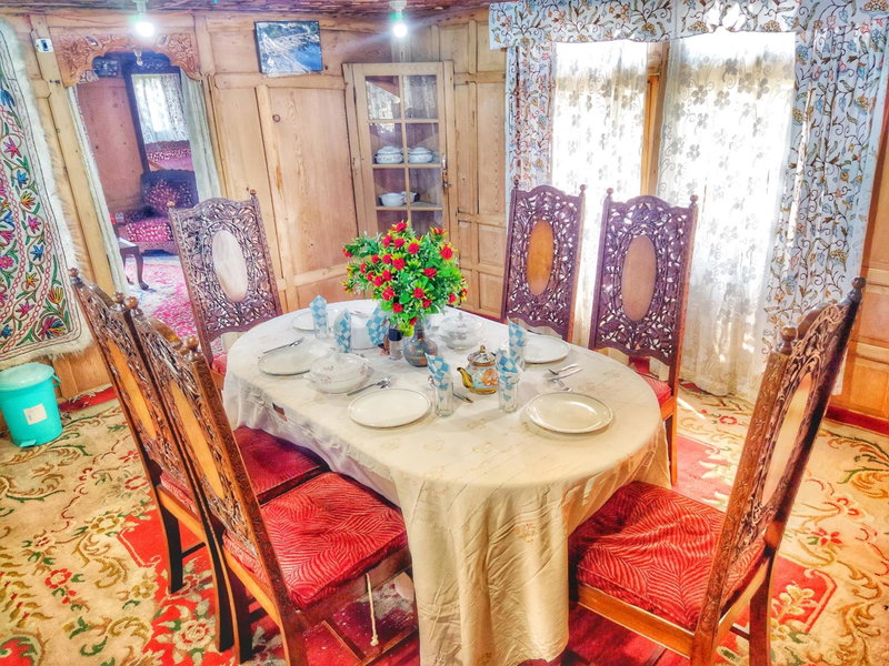 Raja's Palace Houseboat - Lake View, Srinagar, India