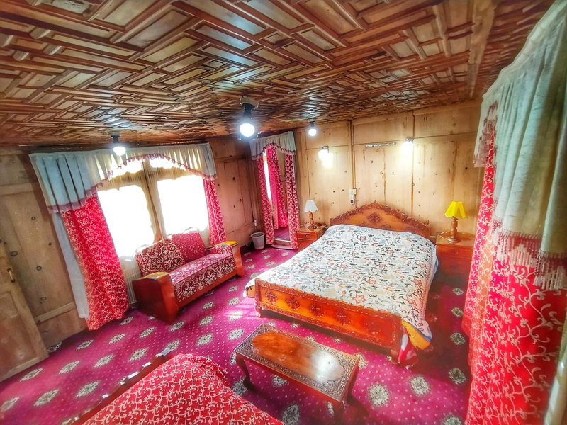 Raja's Palace Houseboat - Lake View, Srinagar, India