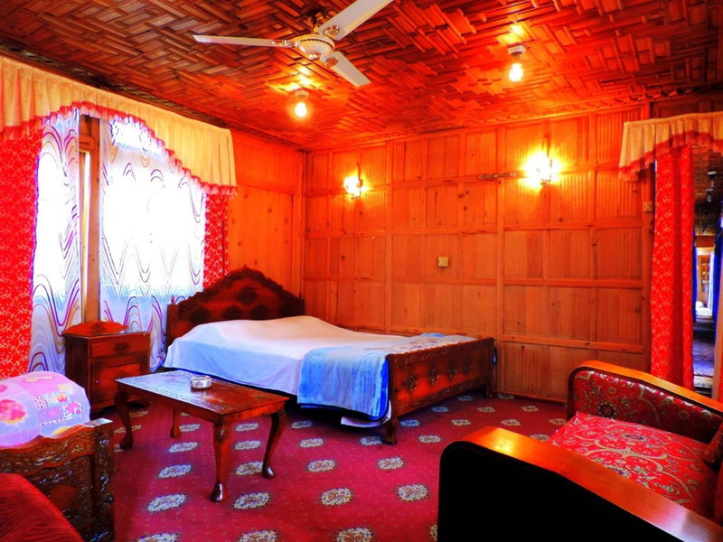 Raja's Palace Houseboat - Lake View, Srinagar, India