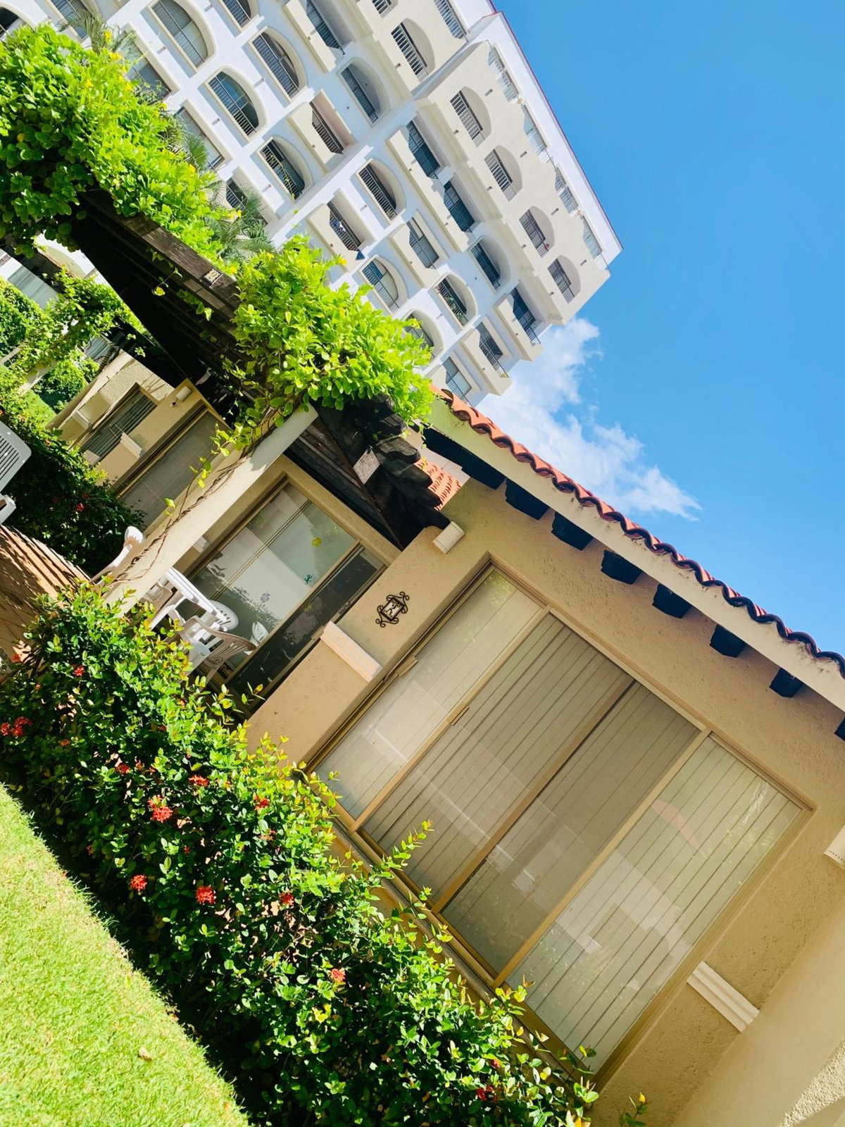 HAB PTa B ÁREA DE VILLAS DENTRO DEL HOTEL Junto al Krystal EN IXTAPA WIFI 2A 1M Con playa, Mexico