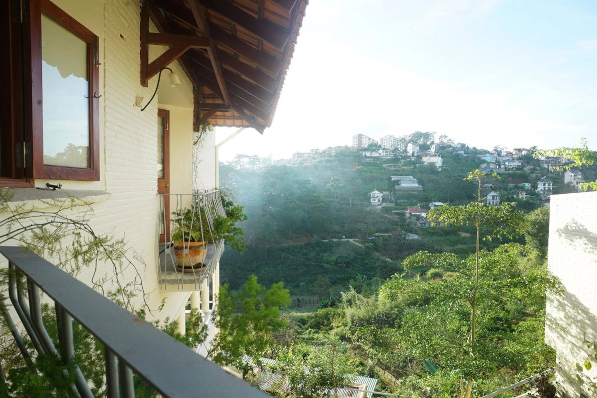 Hotel · Émai Valley, Trại-Hầm