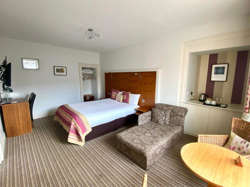 The County Hotel - Self Check-In, Ultra Fast WI-FI, Free Parking, Central Location, Selkirk, United Kingdom