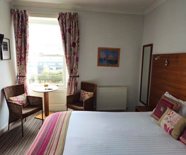 The County Hotel - Self Check-In, Ultra Fast WI-FI, Free Parking, Central Location, Selkirk, United Kingdom