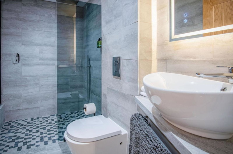 Suite 2 - Sleeping Giant Hotel - Pen Y Cae Inn, Brecon, United Kingdom