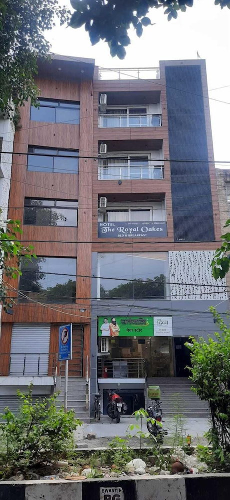 Hotel · The Royal Oakes, New Delhi