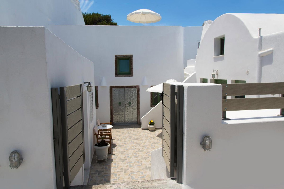 Ayoba Santorini, Greece