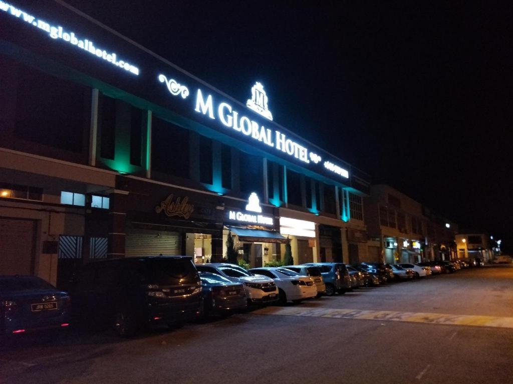 Hotel · M Global Hotel, Kampong Jeram