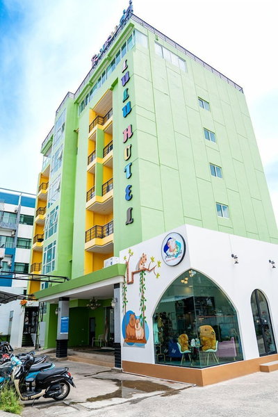 Lulu Hotel at The Glasshouse Lion Café, Ratsada, Thailand