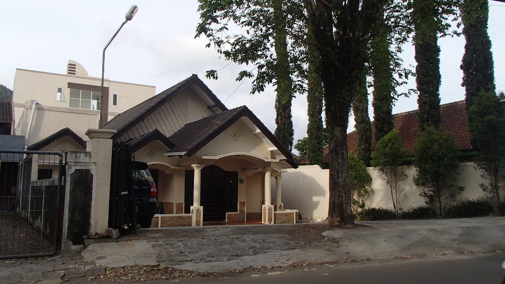 Hotel · Shakila Guest House, Batu