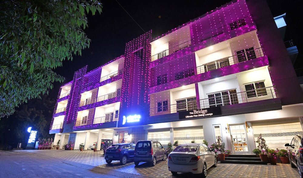 Hotel · Clarks Inn Bhowali, Nainital