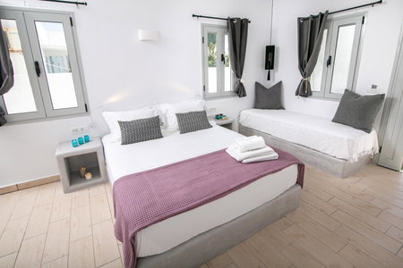 Sensia Luxury Apartment with Hot tub, Oia, Greece