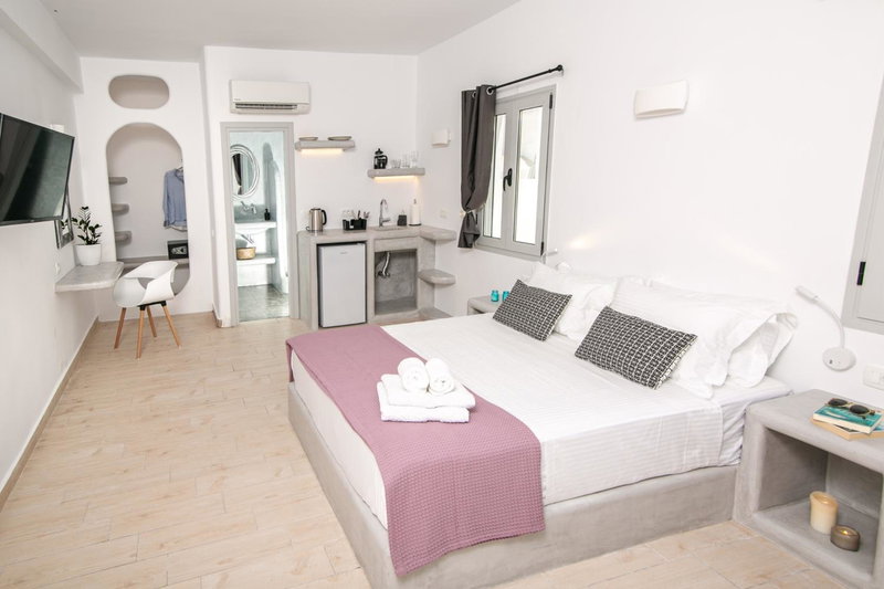 Sensia Luxury Apartment with Hot tub, Oia, Greece