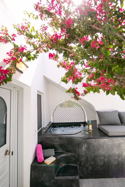 Sensia Luxury Apartment with Hot tub, Oia, Greece
