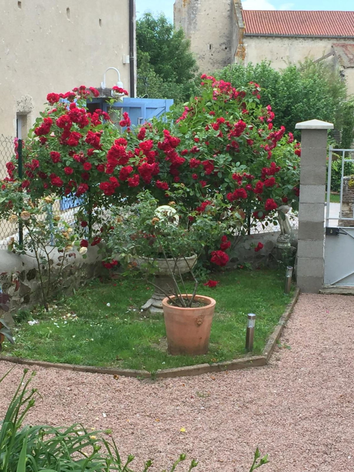 Hotel · La Maison aux Hortensias, Verneuil-en-Bourbonnais