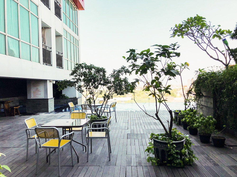 Hotel · Strategic And Homey Studio At Tamasari Papilio Apartment, Surabaya
