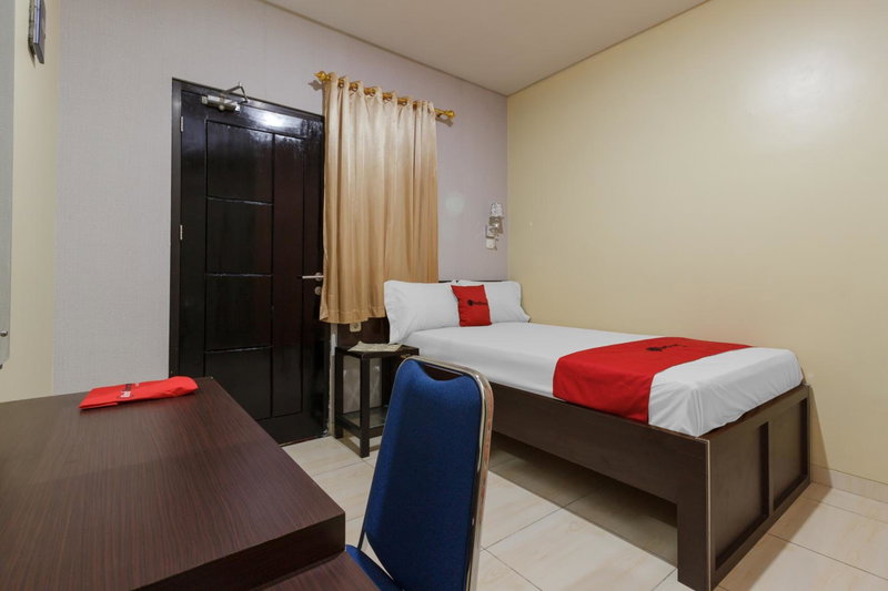 RedDoorz Plus near Pantai Malalayang Manado, Manado, Indonesia