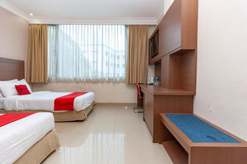 RedDoorz Premium at Hotel Ratu Residence, Paalmerah, Indonesia