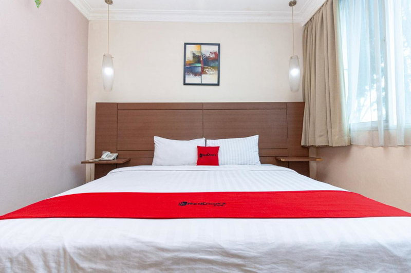 RedDoorz Premium at Hotel Ratu Residence, Paalmerah, Indonesia