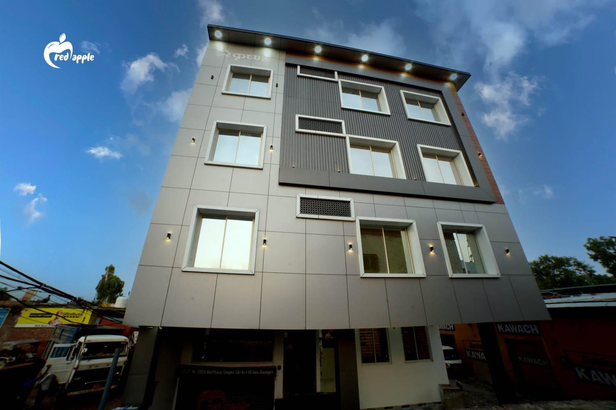 Hotel · Hotel Red Apple, Manī Mājra