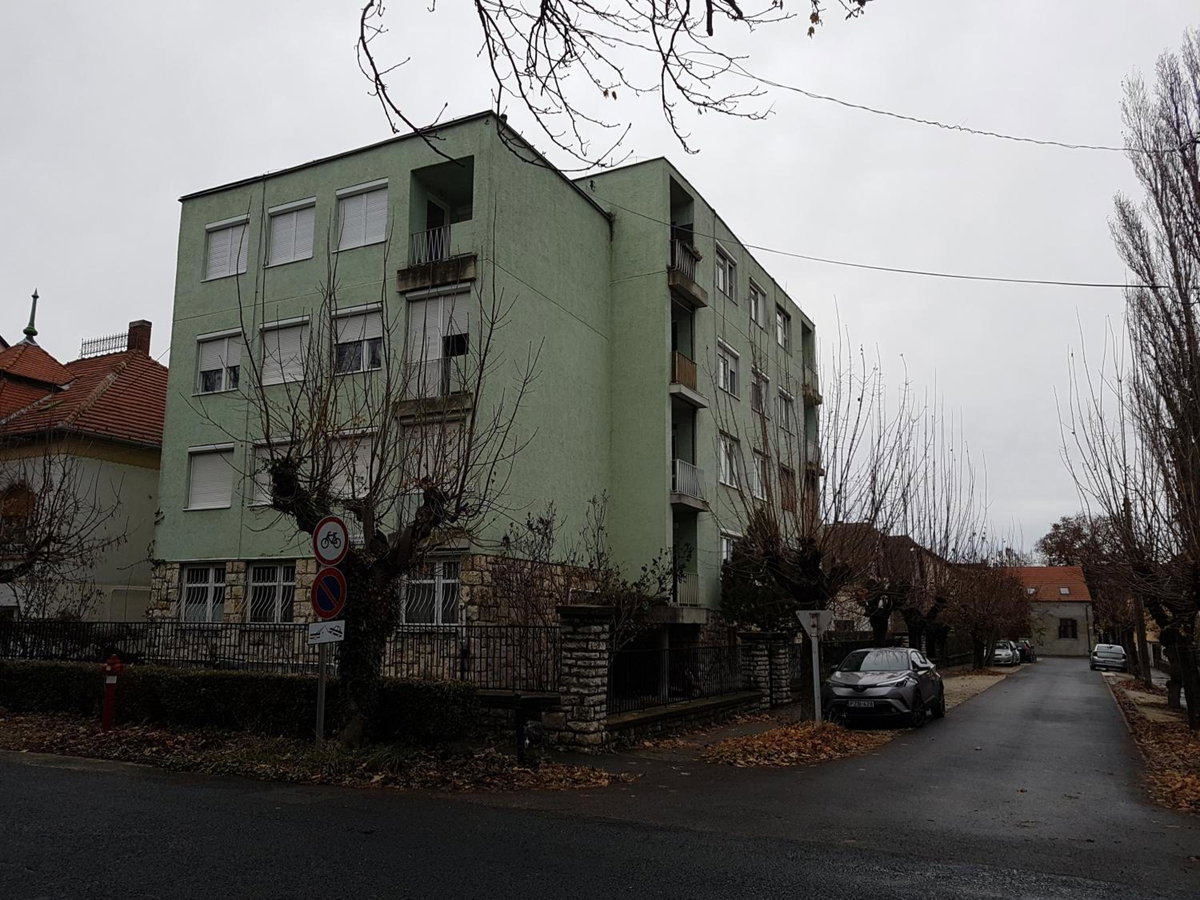 Pelso apartman, Hungary