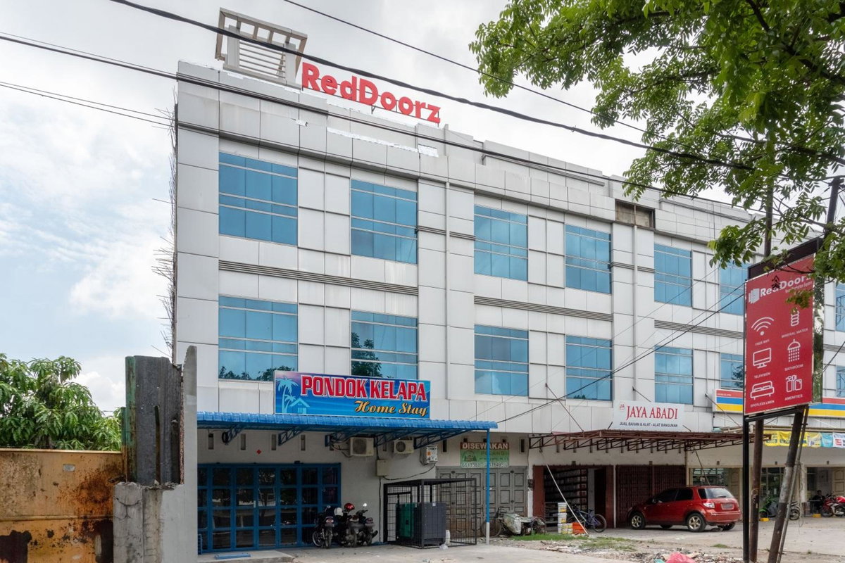 RedDoorz near Manhattan Square Medan, Indonesia