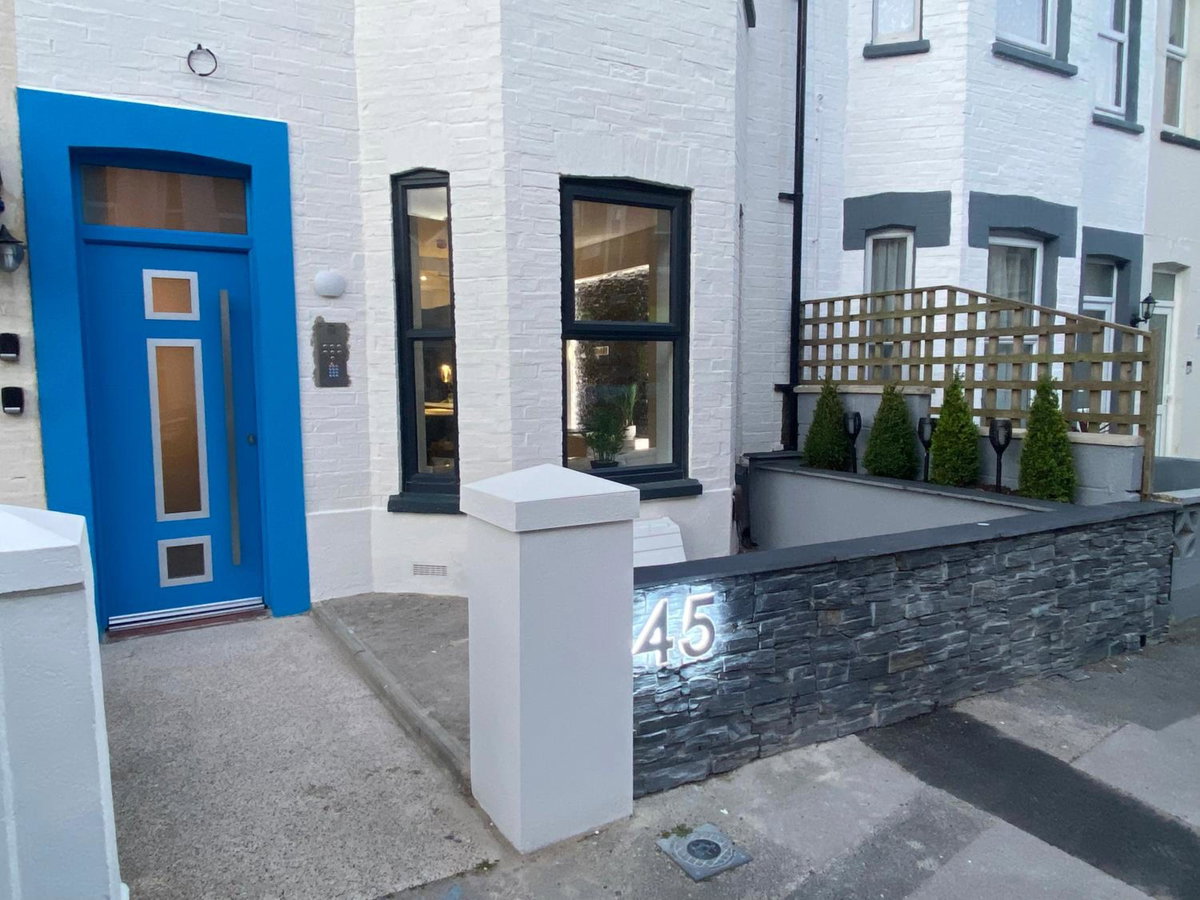 Cloud9 Guest House - by Coastline Retreats - Newly Renovated, Beautiful Ensuite Rooms Near Seafront in Town Centre, Netflix, SuperFast WiFi, Communal Kitch, United Kingdom