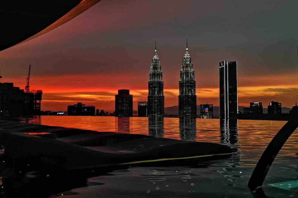 Eaton Residences KLCC SkyPool Sunset, Malaysia