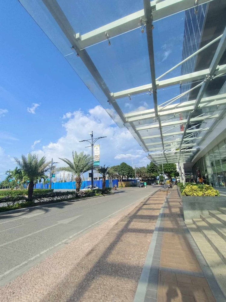8 Newtown Boulevard, Philippines