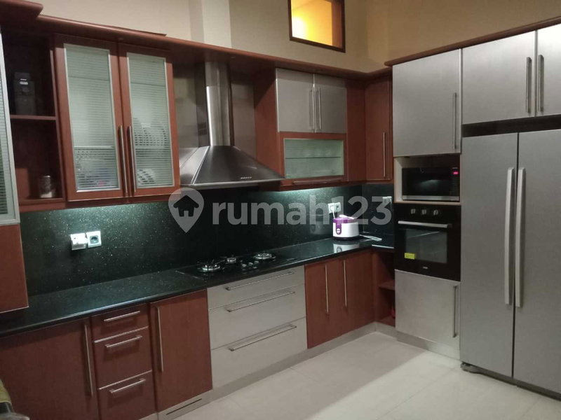 House for rent in South Jakarta, Indonesia · Kebayoran Lama · 6 rooms, 5 baths