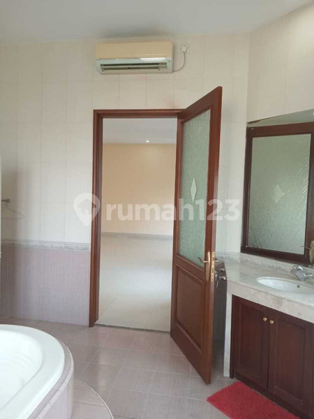 House for rent in South Jakarta, Indonesia · Kebayoran Lama · 6 rooms, 5 baths