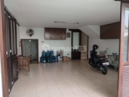 House for rent in South Jakarta, Indonesia · Kebayoran Lama · 6 rooms, 5 baths