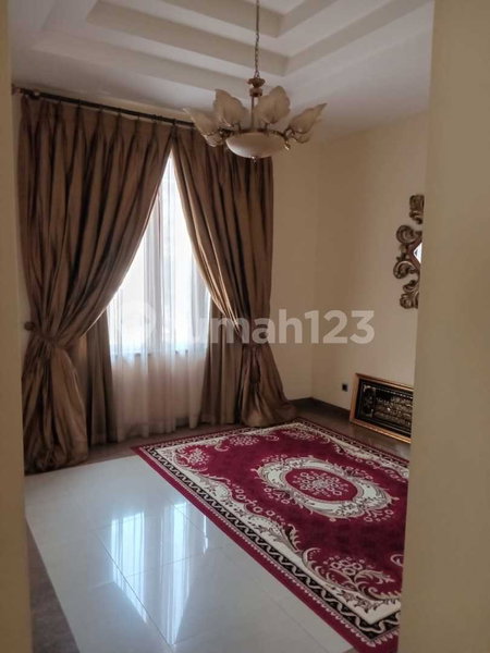 House for rent in South Jakarta, Indonesia · Kebayoran Lama · 6 rooms, 5 baths