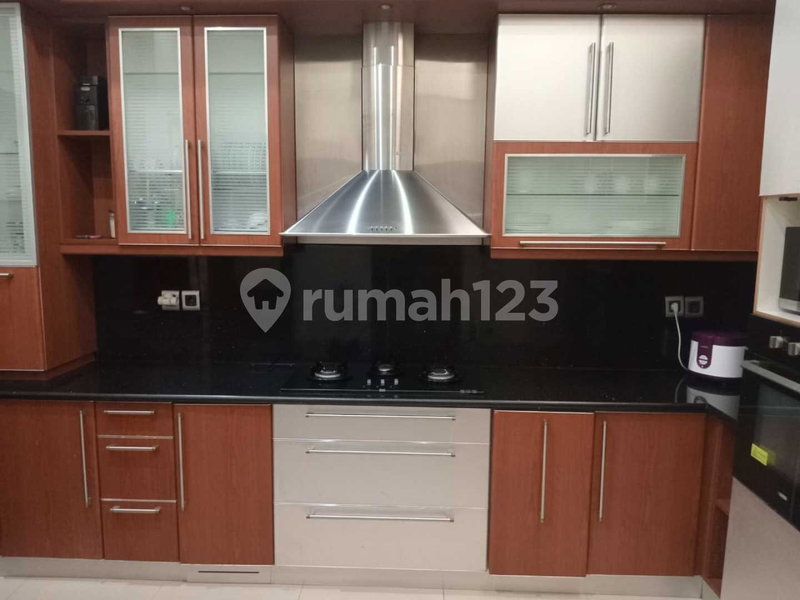 House for rent in South Jakarta, Indonesia · Kebayoran Lama · 6 rooms, 5 baths