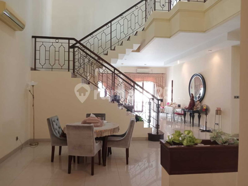 House for rent in South Jakarta, Indonesia · Kebayoran Lama · 6 rooms, 5 baths
