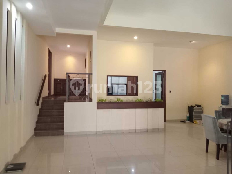 House for rent in South Jakarta, Indonesia · Kebayoran Lama · 6 rooms, 5 baths