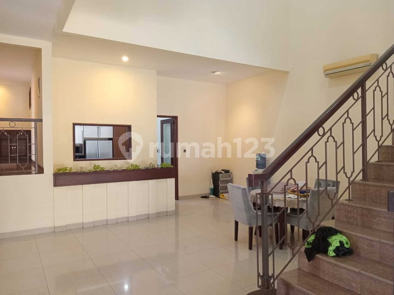 House for rent in South Jakarta, Indonesia · Kebayoran Lama · 6 rooms, 5 baths
