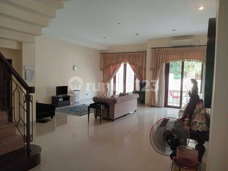 House for rent in South Jakarta, Indonesia · Kebayoran Lama · 6 rooms, 5 baths