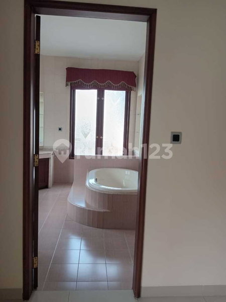 House for rent in South Jakarta, Indonesia · Kebayoran Lama · 6 rooms, 5 baths