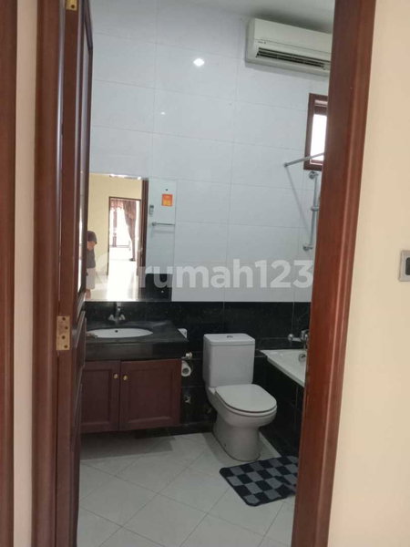 House for rent in South Jakarta, Indonesia · Kebayoran Lama · 6 rooms, 5 baths