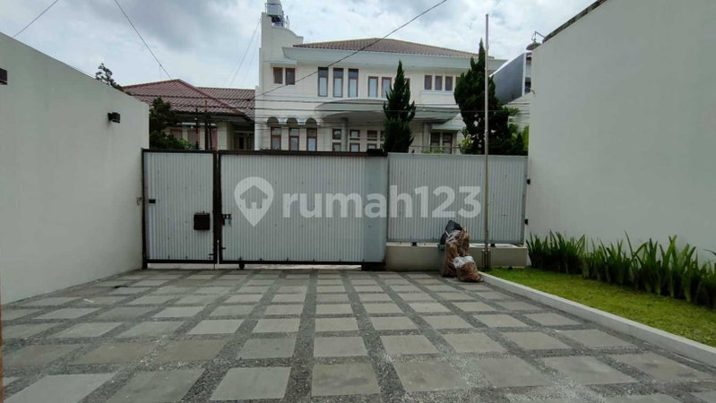 House for rent in Surabaya, Indonesia · 4 rooms, 3 baths