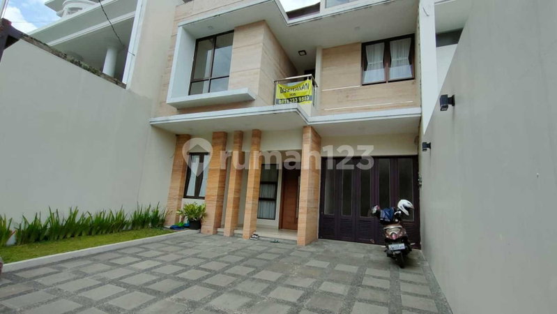 House for rent in Surabaya, Indonesia · 4 rooms, 3 baths