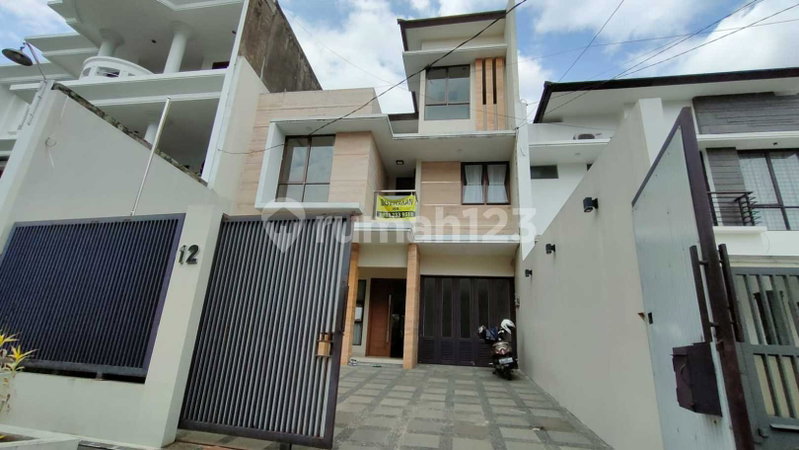 House for rent in Surabaya, Indonesia · 4 rooms, 3 baths