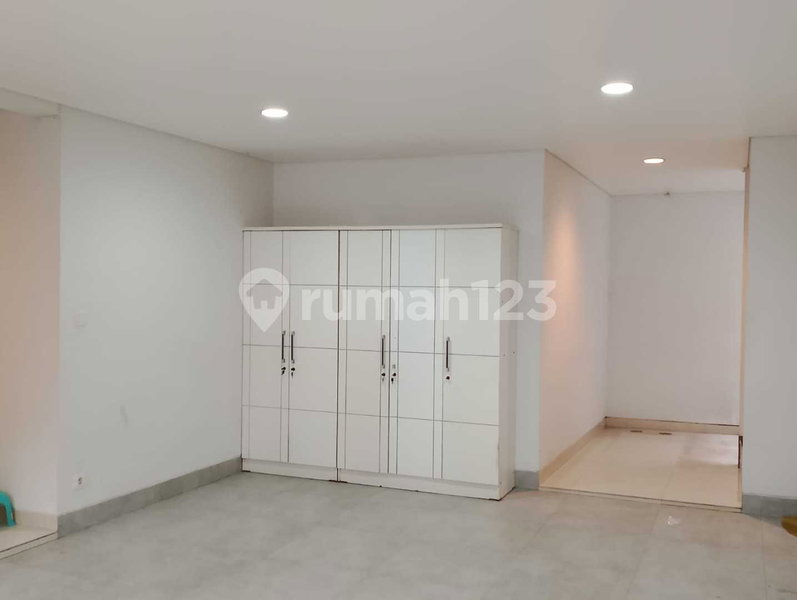 House for rent in Jakarta, Indonesia · Menteng · 5 rooms, 4 baths