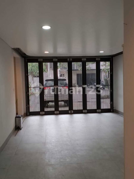 House for rent in Jakarta, Indonesia · Menteng · 5 rooms, 4 baths